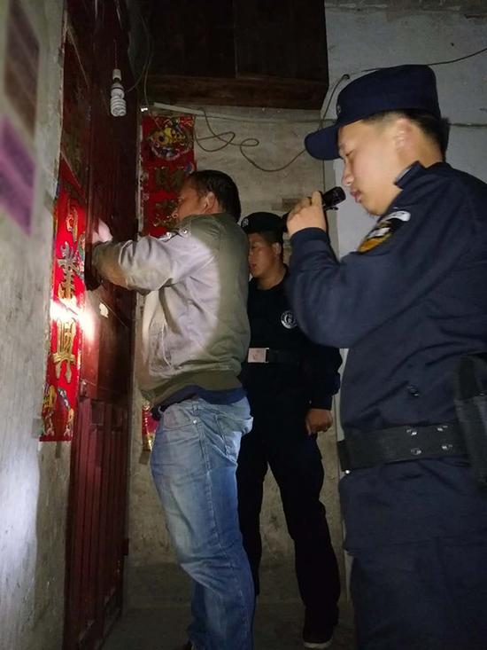 临沂粗心妈妈误将幼女锁家中 民警全城寻开锁师傅开门